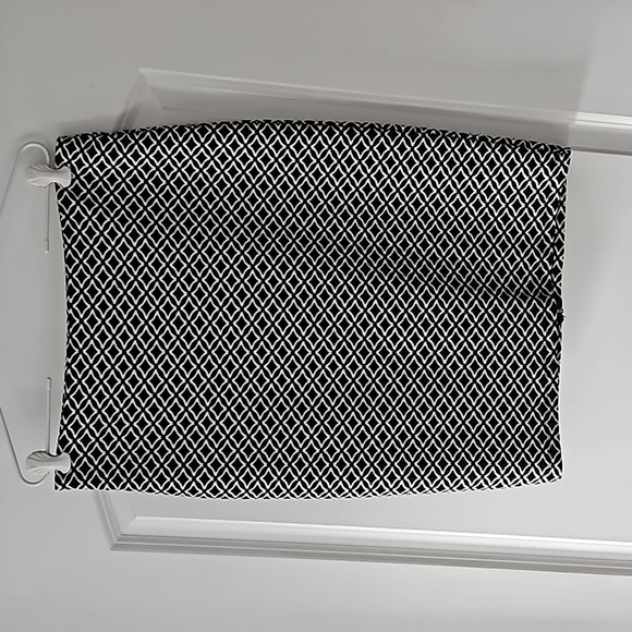 Graphic, knit pencil skirt with silver back zipper. - Picture 2 of 5